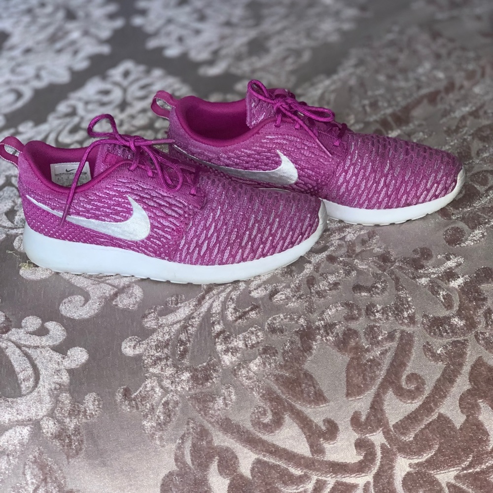 Woman’s Nike Roshe Flyknit Sneakers